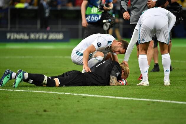 Loris KARIUS (Torwart Liverpool),Enttaeuschung,Frust,enttaeuscht, frustriert,niedergeschlagen nach Spielende, wird von Madrider Spieler getroestet, Trost Fussball Champions League Finale 2018 Real Madrid-FC Liverpool 3-1, Saison2017 18, am 26.05.2018, Stadion NSK Olimpiyskyi