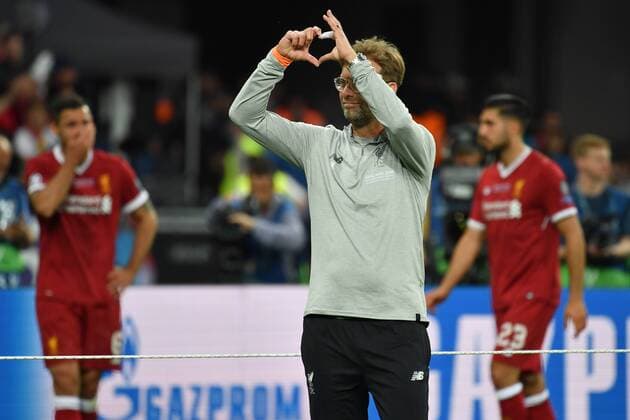 Juergen KLOPP (Trainer Liverpool) gruesst ,winkt zu den Liverpooler Fans,Fussballfans, Enttaeuschung,Frust,enttaeuscht, frustriert,niedergeschlagen nach Spielende. Fussball Champions League Finale 2018 Real Madrid-FC Liverpool 3-1, Saison2017 18, am 26.05.2018, Stadion NSK Olimpiyskyi