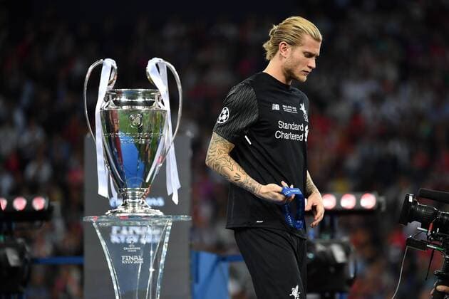 Loris KARIUS (Torwart Liverpool) geht am Pokal vorbei,Cup,Trophaee,Siegerehrung, Enttaeuschung,Frust,enttaeuscht, frustriert,niedergeschlagen, Fussball Champions League Finale 2018 Real Madrid-FC Liverpool 3-1, Saison2017 18, am 26.05.2018, Stadion NSK Olimpiyskyi