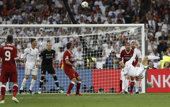 Final de la Liga de Campeones entre el Real Madrid y el Liverpool. En la imagen, Bale logra su gol. Champions League final between Real Madrid and Liverpool. In this picture, Bale scores his goal.  775162441
