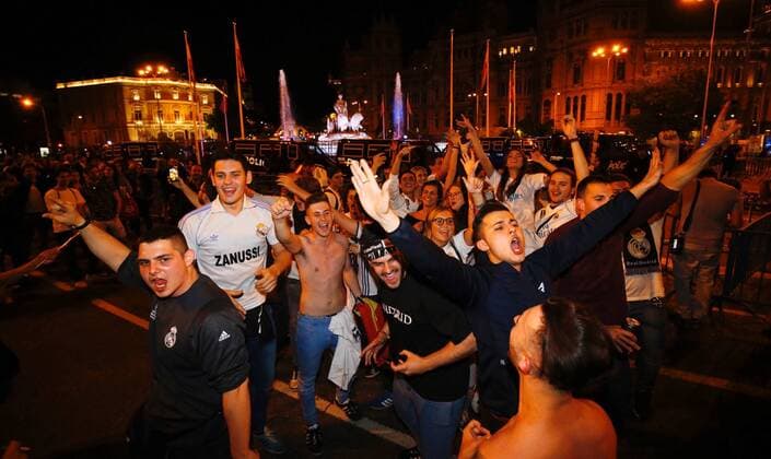 Fußball, Real Madrid Fans feiern den Gewinn der Champions League am Plaza de Cibeles Final de la Liga de Campeones entre el Real Madrid y el Liverpool. En la imagen, los aficionados madridistas celebran la victoria en la Cibeles. Champions League final between Real Madrid and Liverpool. In this picture, Real Madrid fans celebrate the victory at Cibeles fountain. 