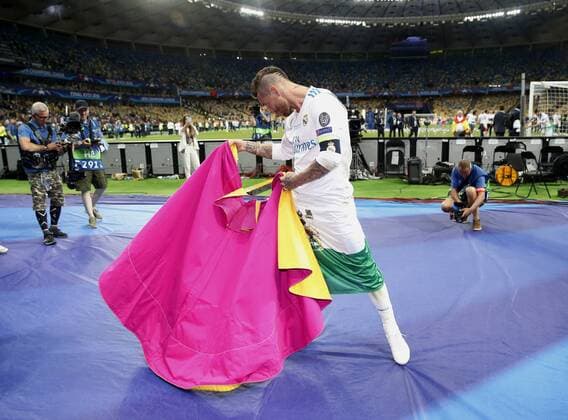 Bilder des Tages - SPORT Final de la Liga de Campeones entre el Real Madrid y el Liverpool. En la imagen, Sergio Ramos celebra la victoria.Champions League final between Real Madrid and Liverpool. In this picture, Sergio Ramos celebrates the victory. 
