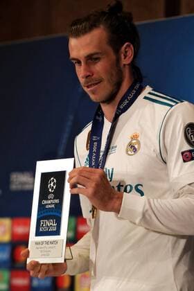 Midfielder Gareth Bale of Real Madrid C.F. who scored two goals (64, 83) in the 2018 UEFA Champions League final against Liverpool F.C. holds the Man of the Match award during a post-match news conference after his team won the UEFA Champions League title for the third time in a row, Kyiv, capital of Ukraine, May 27, 2018. Ukrinform. Real Madrid defeats Liverpool 3-1, wins Champions League in Kyiv  Copyright: xPavlo_Bagmutx
