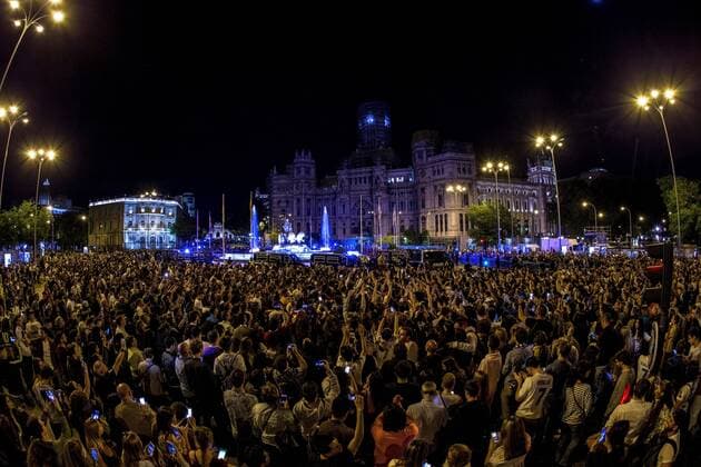 Fußball, Real Madrid Fans feiern den Gewinn der Champions League am Plaza de Cibeles Real Madrid fans gather at the Cibeles square in downtown Madrid to celebrate the 13th Champions League win after Real Madrid defeated 3-1 Liverpool in the UEFA Champions League final at the NSC Olimpiyskiy stadium in Kiev, in Madrid, Spain, early 26 May 2018 (issued on 27 May). Real Madrid fans celebrate at the Cibeles square !ACHTUNG: NUR REDAKTIONELLE NUTZUNG!  Copyright: xRodrigoxJimenezx GRAF6904 20180527-636630116321107712