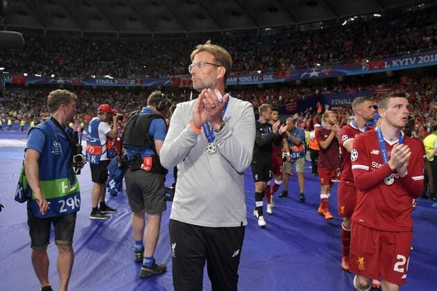 26.05.2018, Fussball UEFA Championsleague Finale 2018, Real Madrid - FC Liverpool, im Olympiastadion Kiew (Ukraine). Trainer Jürgen Klopp (FC Liverpool) bedankt sich nach dem Spiel enttäuscht bei den Liverpooler Fans.