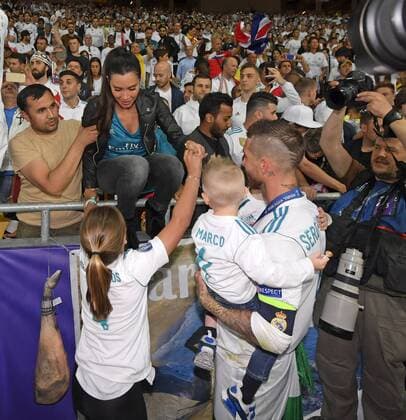 26.05.2018, Fussball UEFA Championsleague Finale 2018, Real Madrid - FC Liverpool, im Olympiastadion Kiew (Ukraine). Campionsleague-Sieger Real Madrid: Sergio Ramos (Real Madrid) holt seine Frau von de rTribüne in den Innenraum um mit den Kindern zu feiern.
