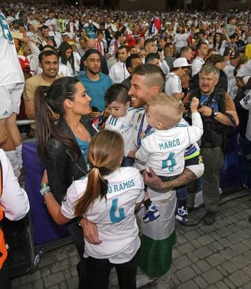 26.05.2018, Fussball UEFA Championsleague Finale 2018, Real Madrid - FC Liverpool, im Olympiastadion Kiew (Ukraine). Campionsleague-Sieger Real Madrid: Sergio Ramos (Real Madrid) holt seine Frau von de rTribüne in den Innenraum um mit den Kindern zu feiern.