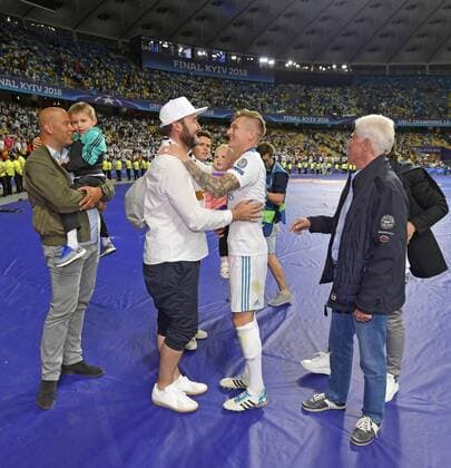 26.05.2018, Fussball UEFA Championsleague Finale 2018, Real Madrid - FC Liverpool, im Olympiastadion Kiew (Ukraine). Championsleague-Sieger Toni Kroos (2.v.re, Real Madrid) hat nach dem Spiel seine Familie und Freunde um sich versammelt zum Gruppenfoto, 3.v.re: Max Geis (Pressesprecher Toni Kroos Stiftung).