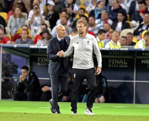 26.05.2018, Fussball UEFA Championsleague Finale 2018, Real Madrid - FC Liverpool, im Olympiastadion Kiew (Ukraine). Trainer Jürgen Klopp (re, FC Liverpool) geht Minuten vor dem Abpfiff zu Kollege Trainer Zinedine Zidane (li, Real Madrid) um ihm beim Stand von 3:1 für Madrid zum Sieg zu gratulieren.