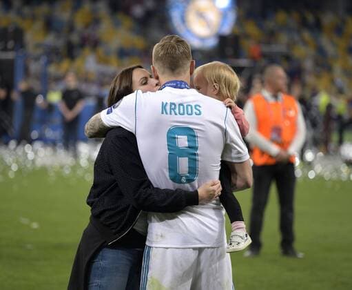 26.05.2018, Fussball UEFA Championsleague Finale 2018, Real Madrid - FC Liverpool, im Olympiastadion Kiew (Ukraine). Championsleague-Sieger: Toni Kroos (Real Madrid) umarmt seine Frau und Tochter auf dem Platz.