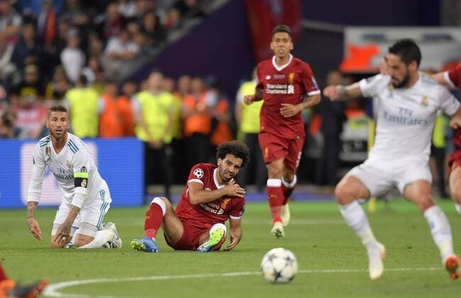 26.05.2018, Fussball UEFA Championsleague Finale 2018, Real Madrid - FC Liverpool, im Olympiastadion Kiew (Ukraine). v.l. Sergio Ramos (Real Madrid) reisst im Zweikampf Mohamed Salah (FC Liverpool) um, der ünglücklich auf die linke Schulter fällt und deswegen verletzt aus dem Spiel gehen muss.