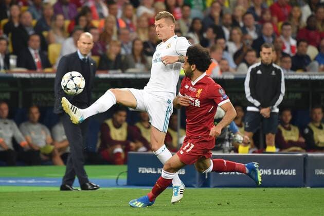 Toni KROOS (Real Madrid), Aktion,Zweikampf gegen Mohamed SALAH (Liverpool). Fussball Champions League Finale 2018 Real Madrid-FC Liverpool 3-1, Saison2017 18, am 26.05.2018, Stadion NSK Olimpiyskyi
