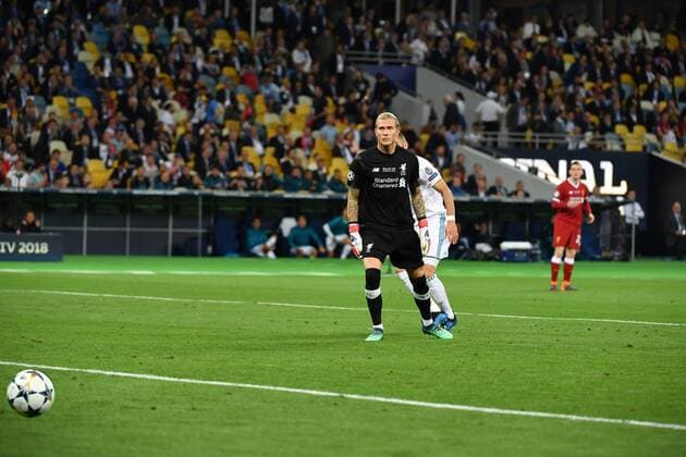 Loris KARIUS (Torwart Liverpool) wirft den Ball an das Bein von Karim Benzema (Real Madrid) -der Ball wird abgefaelscht und rollt ins Tor zum 1-0,Torwartfehler. Fussball Champions League Finale 2018 Real Madrid-FC Liverpool 3-1, Saison2017 18, am 26.05.2018, Stadion NSK Olimpiyskyi