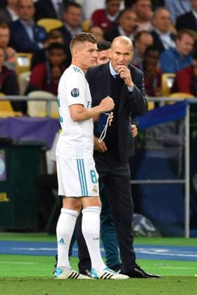 Zinedine ZIDANE ,Trainer (Real Madrid) mit Toni KROOS (Real Madrid) am Spielfeldrand, Fussball Champions League Finale 2018 Real Madrid-FC Liverpool 3-1, Saison2017 18, am 26.05.2018, Stadion NSK Olimpiyskyi