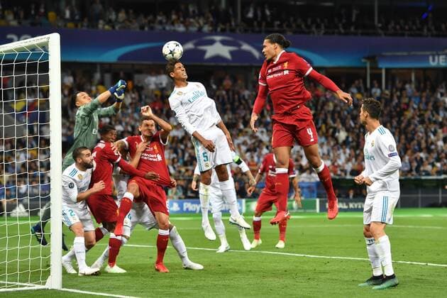 Strafraumszene, v.re:Cristiano Ronaldo (Real Madrid),Virgil Van Dijk (Liverpool),Raphael VARANE (Real Madrid), Dejan LOVREN (Liverpool),Georginio WIJNALDUM (Liverpool),Dani CARVAJAL (Real Madrid),Keylor NAVAS,Torwart (Real Madrid), Aktion,Zweikampf. Fussball Champions League Finale 2018 Real Madrid-FC Liverpool 3-1, Saison2017 18, am 26.05.2018, Stadion NSK Olimpiyskyi.