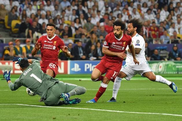 Torchance Mohamed SALAH (Liverpool),Aktion,Zweikampf gegen Sergio Ramos (Real Madrid), scheitert an Keylor NAVAS,Torwart (Real Madrid), hi.li:Trent Alexander Arnold (Liverpool). Fussball Champions League Finale 2018 Real Madrid-FC Liverpool 3-1, Saison2017 18, am 26.05.2018, Stadion NSK Olimpiyskyi