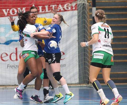 Prudence Kinlend (Goeppingen) im Zweikampf Handball, BL, Frauen, HSG Blomberg-Lippe - FRISCH AUF Goeppingen, 26.05.18 Blomberg Copyright: xEibner-Pressefoto COHENx EP_EER