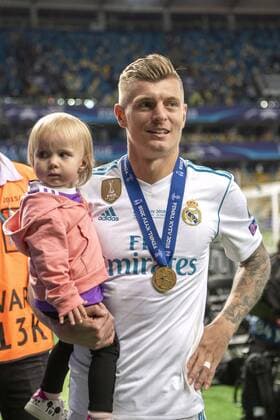 KROOS Toni Team Real Madrid mit Familie bei der Siegeehrung UEFA Champions League Saison 2017-2018 FINALE Real Madrid-Liverpool FC 3 : 1 in Kiev Ukraine am 26. Mai 2018 im Olympisnkiy Stadion in Kiev