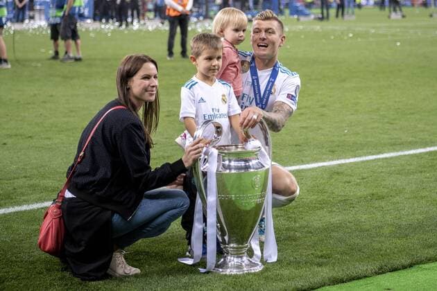 KROOS Toni Team Real Madrid mit Familie bei der Siegeehrung mit dem Sieger Pokal UEFA Champions League Saison 2017-2018 FINALE Real Madrid-Liverpool FC 3 : 1 in Kiev Ukraine am 26. Mai 2018 im Olympisnkiy Stadion in Kiev