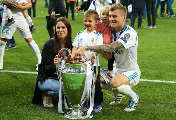 26.05.2018 Kyiv-Kiev(Ukraine) Real Madrid CF-FC Liverpool Champions League final men s football Toni Kroos(R) Real Madrid with wife Jessica(L),son Leon(2L),doughter Amelie(3L) possing with UEFA Champions League trophy :Str 