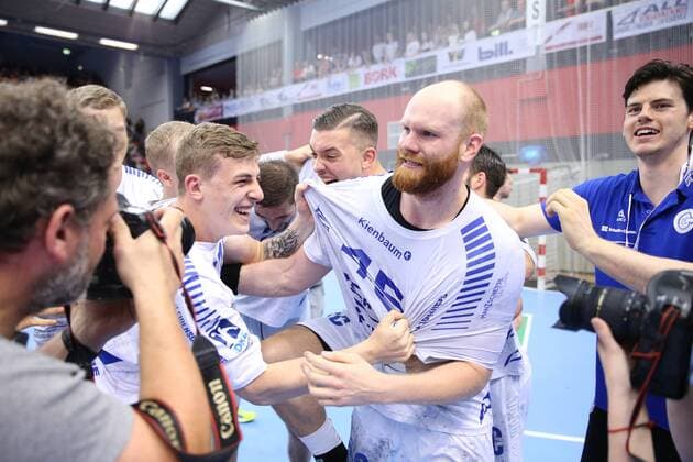 27.05.2018, xfgx, Handball HBL, TV Hüttenberg - VfL Gummersbach, emspor, v.l. Jubel um Nr.45 Alexander Becker (VFL Gummersbach) und Simon Ernst (VFL Gummersbach)