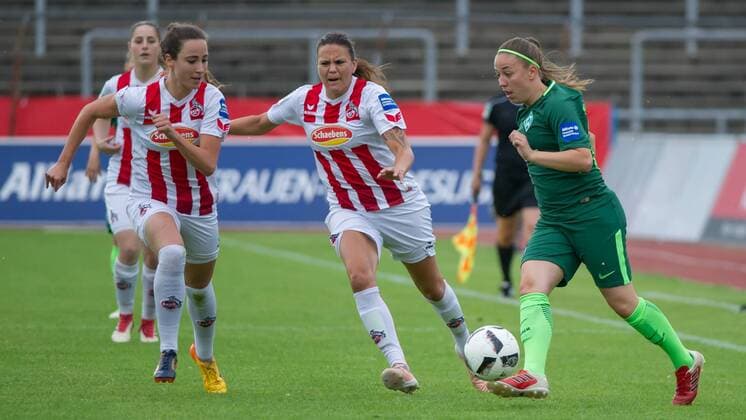 v.li.: Julia Arnold (1. FC Köln, 31), Amber Hearn (1. FC Köln, 10) und Jessica Golebiewski (SV Werder Bremen, 21) im Laufduell, Zweikampf, Duell, Aktion, Action, Spielszene, Fussball, Allianz Frauen-Bundesliga, 1. FC Köln - SV Werder Bremen,