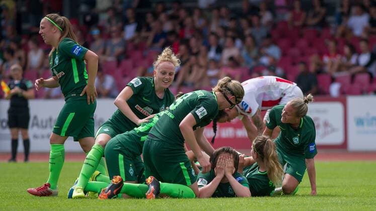 Die Spielerinnen des SV Werder Bremen mit Torjubel, Jubel, Freude über das Tor zum 0:2, Fussball, Allianz Frauen-Bundesliga, 1. FC Köln - SV Werder Bremen,