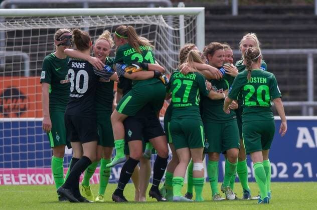 Die Spielerinnen des SV Werder Bremen mit Jubel über den Klassenerhalt, Sieg, Freude, Party, Jubel über das gewonnene Spiel, feiern, Fussball, Allianz Frauen-Bundesliga, 1. FC Köln - SV Werder Bremen,