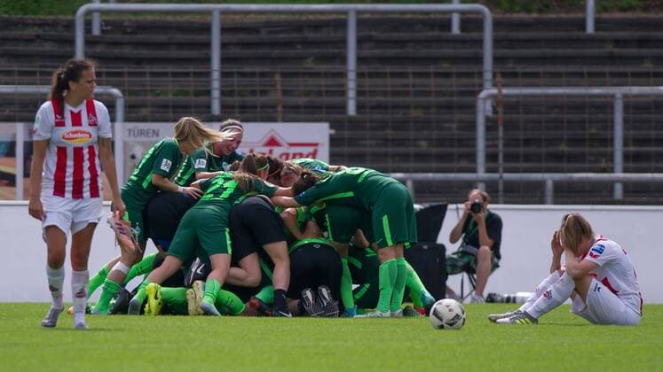 Themen der Woche - SPORT KW21 Bilder des Tages - SPORT Die Spielerinnen des SV Werder Bremen mit Jubel über den Klassenerhalt, Sieg, Freude, Party, Jubel über das gewonnene Spiel, feiern, Fussball, Allianz Frauen-Bundesliga, 1. FC Köln - SV Werder Bremen, *** The players of the SV Werder Bremen celebrating the relegation victory joy joy party cheering about the game won football Allianz Women Bundesliga 1 FC Cologne SV Werder Bremen xobx
