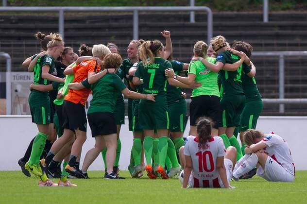 Die Spielerinnen des SV Werder Bremen mit Jubel über den Klassenerhalt, Sieg, Freude, Party, Jubel über das gewonnene Spiel, feiern, Fussball, Allianz Frauen-Bundesliga, 1. FC Köln - SV Werder Bremen,