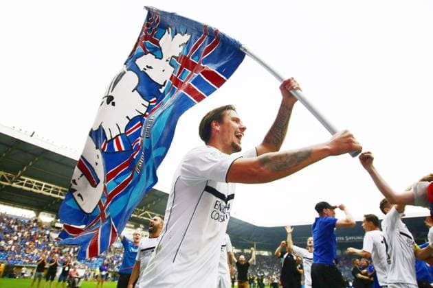Themen der Woche - SPORT KW21 Bilder des Tages - SPORT Christopher Schorch (Uerdingen) nach dem Sieg mit Fahne beim Spiel SV Waldhof Mannheim vs. KFC Uerdingen in der Aufstiegsrelegation zur 3. Liga am 27.05.2018, SV Waldhof Mannheim vs. KFC Uerdingen, Fussball, Aufstiegsrelegation 3. Liga, 27.05.2018 Mannheim Copyright: xEIBNER MichaelxBermelx EP_MBL