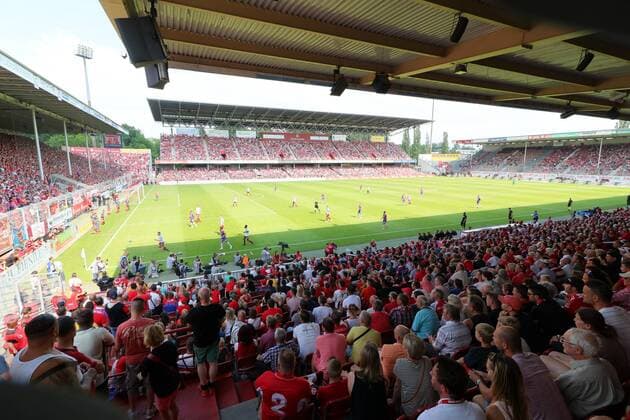 Prall gefülltes Cottbuser Stadion der Freundschaft Fussball Regionalliga Relegation FC Energie Cottbus - SC Weiche Flensburg 08