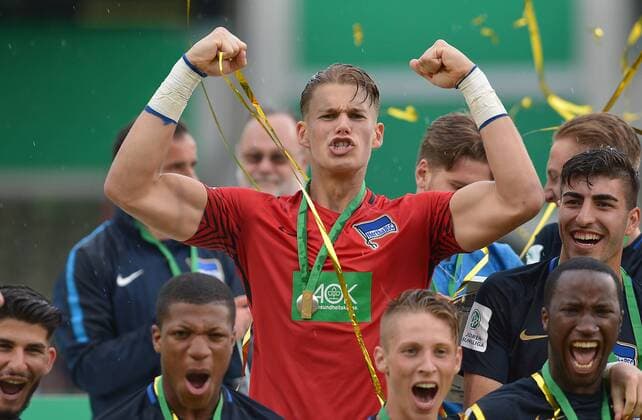 Themen der Woche - SPORT KW21 Bilder des Tages - SPORT Oberhausen, Germany 27.05.2018, A-Junioren-Bundesliga - 2017 18 Season, Finale, FC Schalke 04 U19 - Hertha BSC U19, Torwart Dennis Smarsch (BSC U19) jubelt, Jubel ( DeFodi521 *** Oberhausen Germany 27 05 2018 A Juniors Bundesliga 2017 18 Season Final FC Schalke 04 U19 Hertha BSC U19 Goalkeeper Dennis Smarsch BSC U19 cheers Jubilation DeFodi521