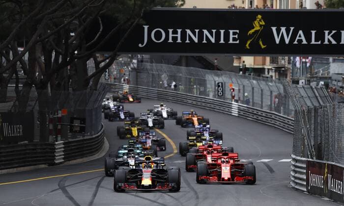 Motorsports: FIA Formula One World Championship WM Weltmeisterschaft 2018, Grand Prix of Monaco, Start, 3 Daniel Ricciardo (AUS, Aston Martin Red Bull Racing), 5 Sebastian Vettel (GER, Scuderia Ferrari), Monte Carlo Monaco