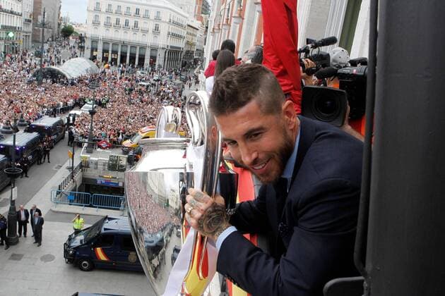 Real Madrid s captain Sergio Ramos shows the UEFA Champions League trophy during a reception at the Madrid regional government s headquarter in Madrid, Spain, 27 May 2018. Real Madrid defeated 3-1 Liverpool in the UEFA Champions League final at the NSC Olimpiyskiy stadium in Kiev on 26 May 2018. Real Madrid celebrates the 13th UEFA Champions League in Madrid !ACHTUNG: NUR REDAKTIONELLE NUTZUNG!  Copyright: xVictorxLerenax GRAF7226 20180527-636630498376173136