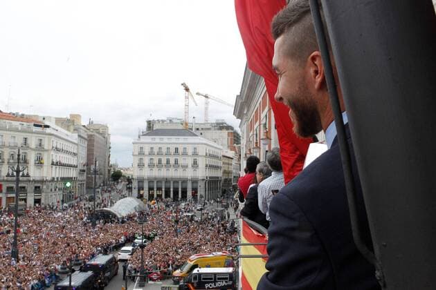 Real Madrid s captain Sergio Ramos shows the UEFA Champions League trophy during a reception at the Madrid regional government s headquarter in Madrid, Spain, 27 May 2018. Real Madrid defeated 3-1 Liverpool in the UEFA Champions League final at the NSC Olimpiyskiy stadium in Kiev on 26 May 2018. Real Madrid celebrates the 13th UEFA Champions League in Madrid !ACHTUNG: NUR REDAKTIONELLE NUTZUNG!  Copyright: xVictorxLerenax GRAF7223 20180527-636630498400704548