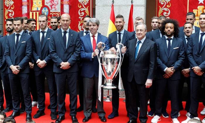 Real Madrid s President Florentino Perez (3R) and Madrid Regional president Angel Garrido (4L) pose accompanied by members of Real Madrid team during a reception at the Madrid regional government s headquarter in Madrid, Spain, 27 May 2018. Real Madrid defeated 3-1 Liverpool in the UEFA Champions League final at the NSC Olimpiyskiy stadium in Kiev on 26 May 2018. Real Madrid celebration in Madrid !ACHTUNG: NUR REDAKTIONELLE NUTZUNG!  Copyright: xVictorxLerenax GRAF7188 20180527-636630532374780101