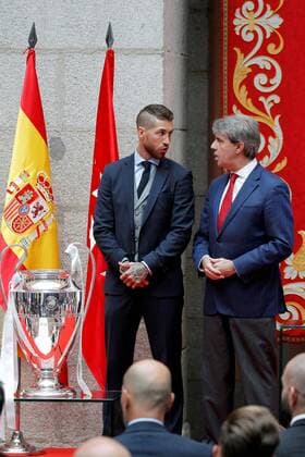 Real Madrid s player Sergio Ramos (L) and Madrid Regional president Angel Garrido during a reception at the Madrid regional government s headquarter in Madrid, Spain, 27 May 2018. Real Madrid defeated 3-1 Liverpool in the UEFA Champions League final at the NSC Olimpiyskiy stadium in Kiev on 26 May 2018. Real Madrid celebration in Madrid !ACHTUNG: NUR REDAKTIONELLE NUTZUNG!  Copyright: xVictorxLerenax GRAF7188 20180527-636630533019628003