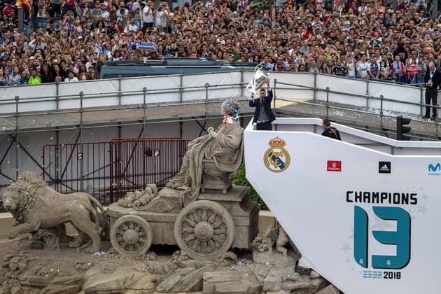 Real Madrid s players with the UEFA Champions League trophy aboard an open bus during the celebration after winning the 13th UEFA Champions League at Cibeles square in Madrid, Spain, 27 May 2018. Real Madrid defeated 3-1 Liverpool in the UEFA Champions League final at the NSC Olimpiyskiy stadium in Kiev on 26 May 2018. Real Madrid celebration in Madrid !ACHTUNG: NUR REDAKTIONELLE NUTZUNG!  Copyright: xRodrigoxJimenezx GRAF7188 20180527-636630544500267144