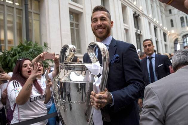 Real Madrid s Sergio Ramos carries the UEFA Champions League trophy prior aboard an open bus during the celebration after winning the 13th UEFA Champions League at Cibeles square in Madrid, Spain, 27 May 2018. Real Madrid defeated 3-1 Liverpool in the UEFA Champions League final at the NSC Olimpiyskiy stadium in Kiev on 26 May 2018. Real Madrid celebration in Madrid !ACHTUNG: NUR REDAKTIONELLE NUTZUNG!  Copyright: xRodrigoxJimenezx GRAF7188 20180527-636630545128392137
