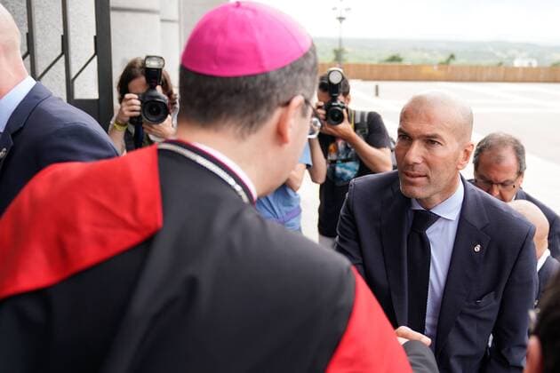 Real Madrid s French coach Zinedine Zidane at the Cathedral of the Almudena in Madrid on May 27, 2018 as players celebrate their third Champions League title in a row in Kiev  xJosuxMondelox xCordonxPressx xRealxMadridxCelebratexAfterxVictoryxInxThexChampionsxLeaguexFinax
