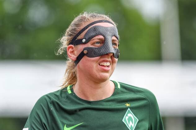 Katharina Schiechtl (Bremen, 9) mit Gesichtsmaske, Porträt, Portrait, Fussball, Allianz Frauen-Bundesliga, 1. FC Köln - SV Werder Bremen,