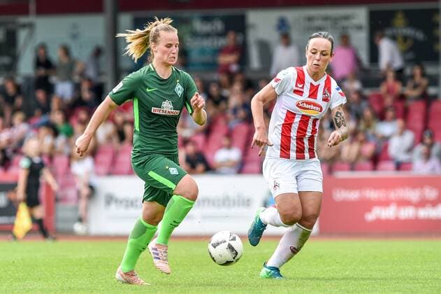 v.li. Franziska Gieseke (Bremen, 2), Peggy Nietgen (1. FC Köln, 21), Zweikampf, Duell, duel, tackle, tackling, Dynamik, Action, Aktion, Fussball, Allianz Frauen-Bundesliga, 1. FC Köln - SV Werder Bremen,