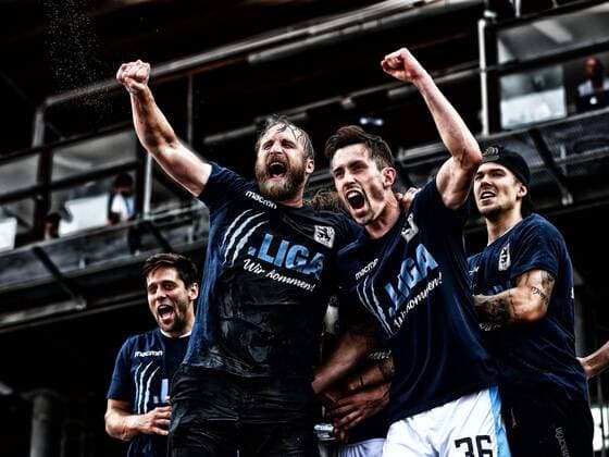Themen der Woche - SPORT KW21 Bilder des Tages - SPORT Trainer Daniel Bierofka ( TSV 1860 Muenchen ) Phillipp Steinhart ( TSV 1860 Muenchen ) nach dem Aufstieg, TSV 1860 Muenchen vs. 1. FC Saarbruecken, Relegation 2018, Fussball, 27.05.2018, TSV 1860 Muenchen vs. 1. FC Saarbruecken, Relegation 2018, Fussball, 27.05.2018 Muenchen *** Coach Daniel Bierofka TSV 1860 Munich Phillipp Steinhart TSV 1860 Muenchen after the rise TSV 1860 Muenchen vs 1 FC Saarbruecken Relegation 2018 Soccer 27 05 2018 TSV 1860 Muenchen vs 1 FC Saarbruecken Relegation 2018 Soccer 27 05 2018 Muenchen Copyright: xEIBNER HarryxLangerx EP_HLR