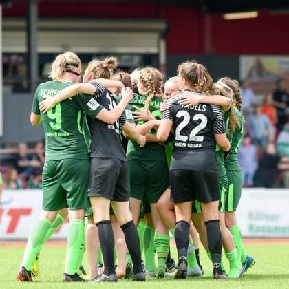 Die Frauen von Werder Bremen freuen sich nach der Begegnung über den Klassenerhalt, jubel nach dem Schlusspfiff, Sieg, Sieger, Gewinner, jubelt, jubeln, Freude, optimistisch, Action, Aktion, Fussball, Allianz Frauen-Bundesliga, 1. FC Köln - SV Werder Bremen,