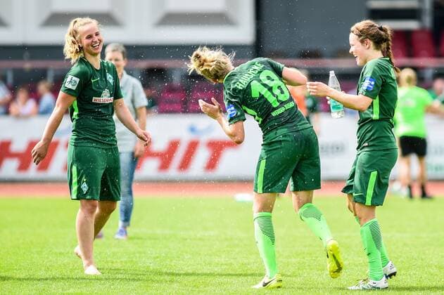 Die Frauen von Werder Bremen freuen sich nach der Begegnung über den Klassenerhalt, Wasserdusche, Jubel nach dem Schlusspfiff, Sieg, Sieger, Gewinner, jubelt, jubeln, Freude, optimistisch, Action, Aktion, Fussball, Allianz Frauen-Bundesliga, 1. FC Köln - SV Werder Bremen,