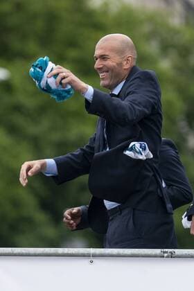 Fußball, CL-Sieger Real Madrid wird in Madrid gefeiert Real Madrid coach Zinedine Zidane during the celebration of the Thirteen Champions League at Cibeles Fountain in Madrid, Spain. May 27, 2018.  (20180528056)