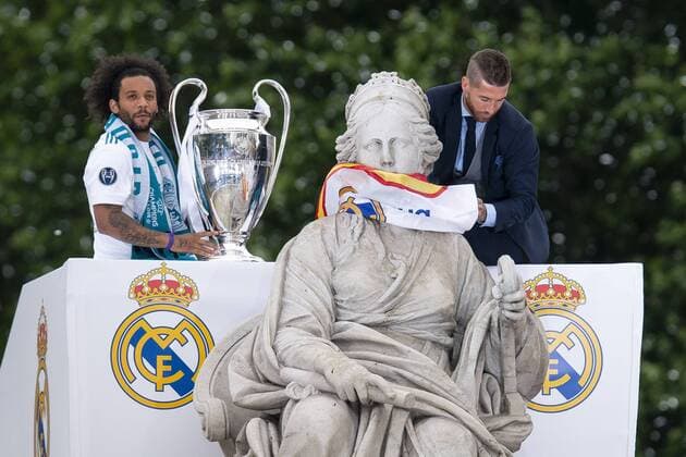 Fußball, CL-Sieger Real Madrid wird in Madrid gefeiert Real Madrid Marcelo and Sergio Ramos during the celebration of the Thirteen Champions League at Cibeles Fountain in Madrid, Spain. May 27, 2018.  (20180528078)