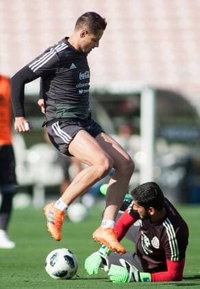 May 27, 2018 - Pasadena, California, U.S - Javier Chicharito Hernandez of the Mexico national team Nationalteam challenges goalie, Jesus Corona during their final practice at the Rose Bowl in Pasadena, California on Sunday May 27, 2018. Mexico Practice at Rose Bowl - ZUMAp124 20180527_zaa_p124_512 Copyright: xJavierxRojasx