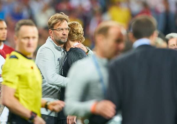Juergen KLOPP, Trainer Liverpool , troestet Loris KARIUS, Liverpool 1 REAL MADRID - FC LIVERPOOL 3-1 Fussball UEFA Champions League, Finale, Kiew, Ukraine, May 26, 2018 CL Saison 2017 2018